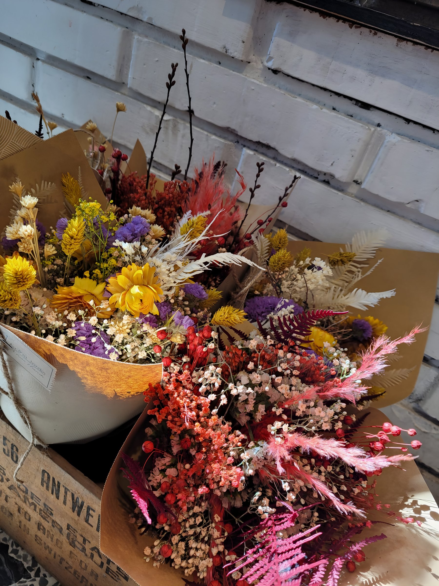 Bouquets de fleurs séchées colorées