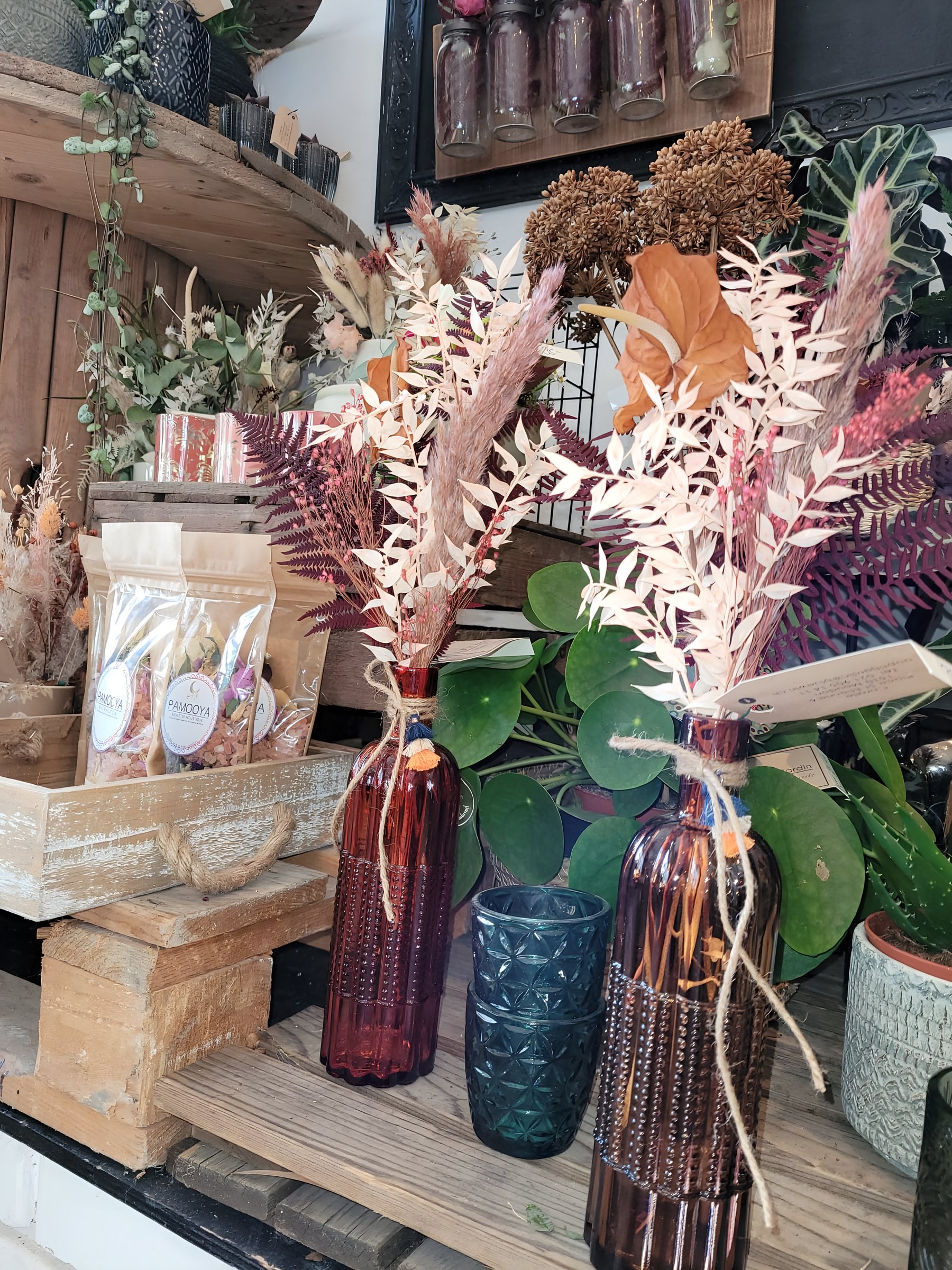 Fleurs séchées dans des vases ambrés
