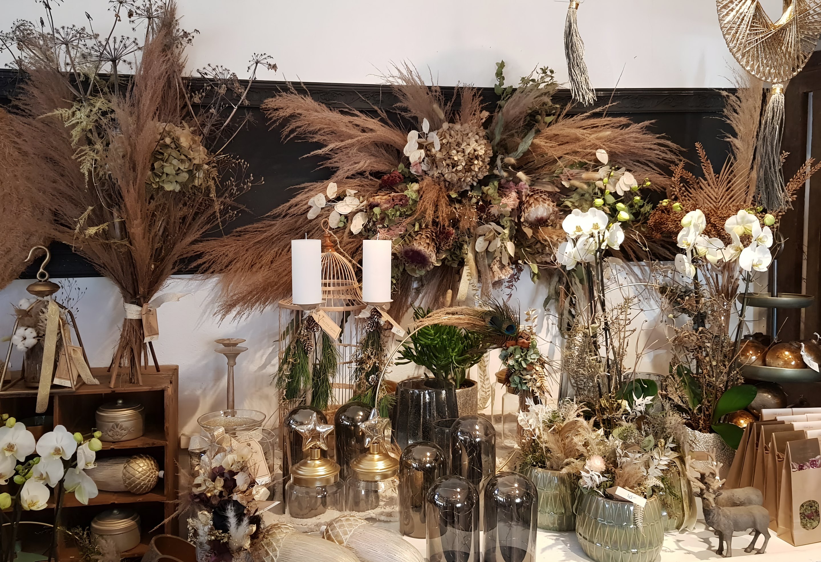 Compositions de fleurs séchées dans la boutique