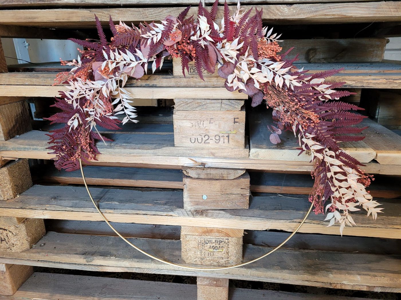 Couronne de fleurs séchées sur des palettes