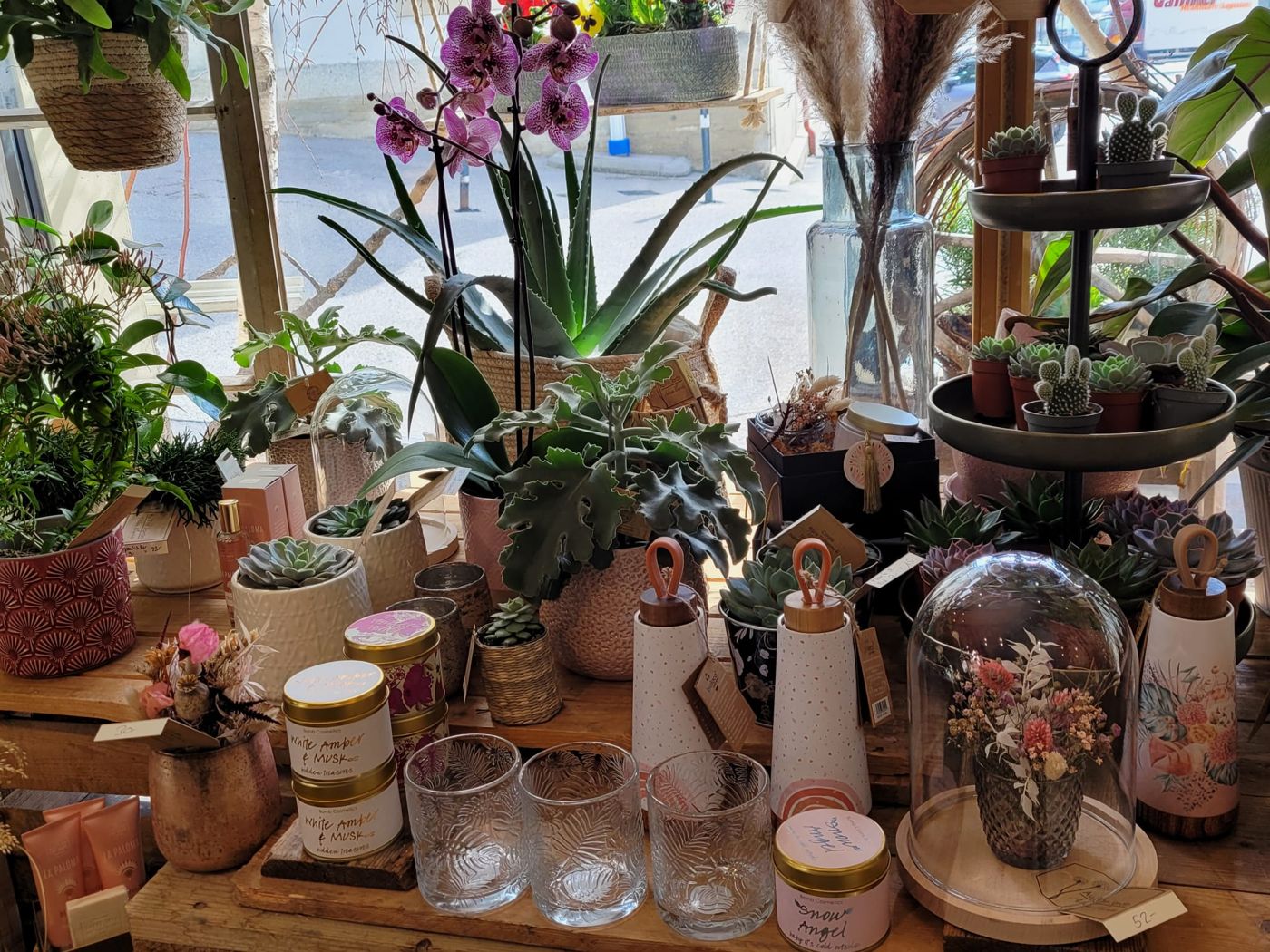 Orchidées, bougies et petits cadeaux