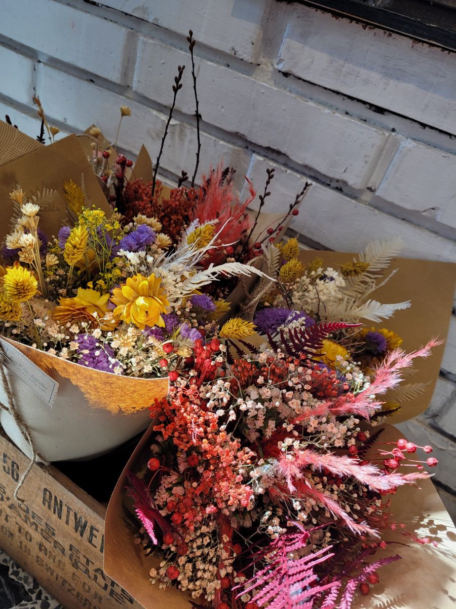 Bouquets de fleurs séchées colorées
